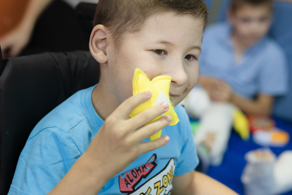 Саша во время спектакля в доме милосердия "Русская береза" Саша во время спектакля в доме милосердия "Русская береза"