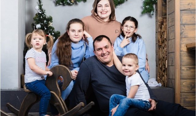 Анна Котельникова с семьей.jpg