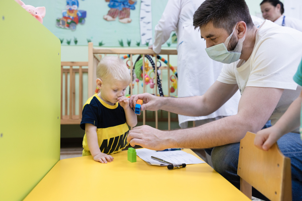 Врач фонда Григорий Кузьмич разговаривает с Алёшей во время выезда медицинской бригады в Кострому в августе 2020 года. Врач фонда Григорий Кузьмич разговаривает с Алёшей во время выезда медицинской бригады в Кострому в августе 2020 года.